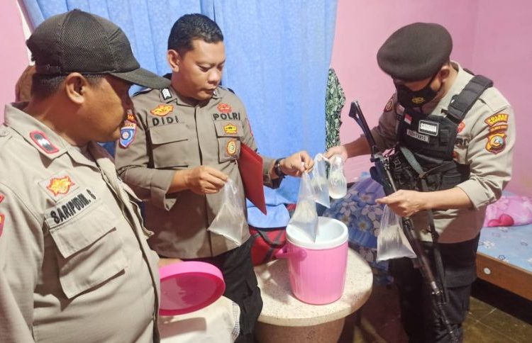 Ada ada saja cara penjual minuman keras untuk menyimpan dagangan haramnya itu. Seperti yang ditemukan Polisi di komplek BTN Pepabri Kelurahan Kilongan, Luwuk, pada Selasa (15/11/2022).