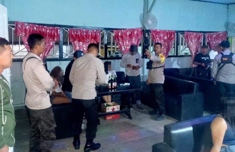 Aparat kepolisian di lingkungan Polsek Toili melakukan razia terhadap dua lokasi cafe remang-remang di wilayah Kecamatan Toili Barat, Kabupaten Banggai pada Kamis (10/11/2022) sekitar pukul 23.30 Wita.