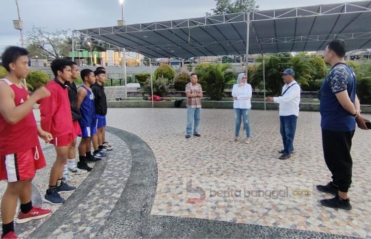 Ketua Pertina Kabupaten Banggai Batia Sisilia Hadjar memantau langsung atlit tinju untuk Porprov 2022 yang sedang berlatih diarea pertandingan RTH Teluk Lalong.