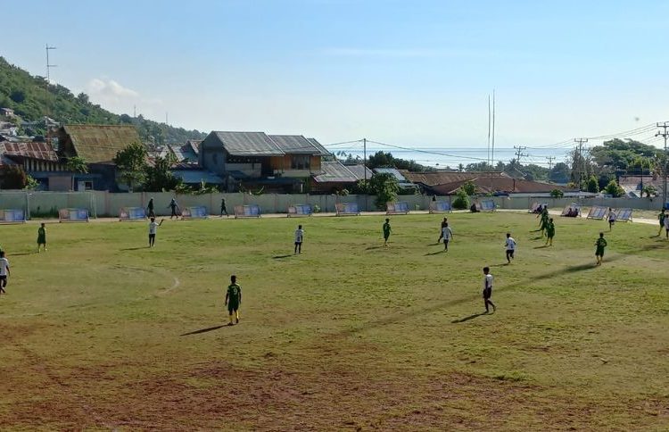 Tim sepak bola Kabupaten Buol saat melawan tim sepak bola Kabupaten Donggala dalam laga perdana Grup C Porprov Sulteng di lapangan SSC Luwuk, Rabu (7/12/2022). Pertandingan berakhir dengan skor 1-0 untuk kemenangan tim Kabupaten Buol.