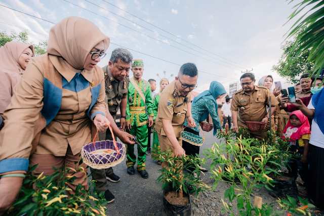 Bupati Banggai Amirudin Tamoreka menggelar panen perdana tanaman cabe pada program 1 juta satu pekarangan di Desa Taugi Kecamatan Masama. (Foto: dok)