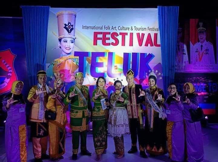Ilustrasi peserta Festival Teluk Lalong Tahun 2022. Festival Teluk Lalong masuk dalam kalender event tahunan Dispar Kabupaten Banggai. Direncanakan dilaksanakan 24-30 Agustus 2023.