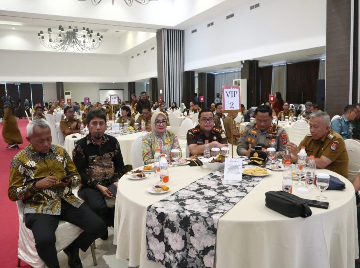 Wakil Ketua I DPRD Kabupaten Banggai, Batia Sisilia Hadjar (tengah) saat menghadiri Rapat Kordinasi UKPBJ ke II se Sulawesi Tengah yang dilaksanakan di Luwuk, Selasa (23/05/2023)