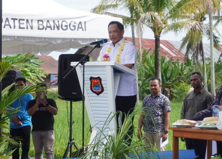 Menteri Dalam Negeri Tito Karnavian saat kunjungan di Desa Mentawa, Kecamatan Toili Barat, Kabupaten Banggai, Sulteng, Kamis (1/6/2023)