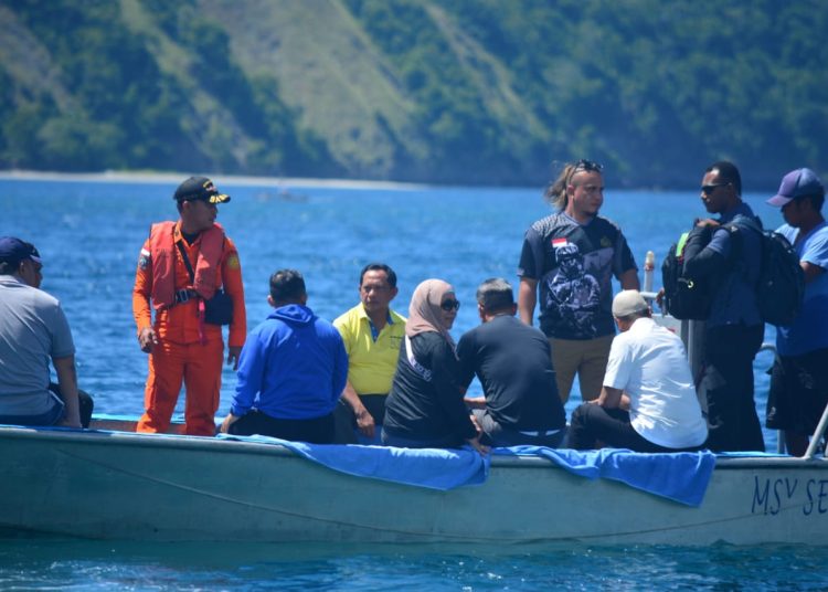 Mendagri Tito Karnavian (Kuning) saat berada diatas perahu di kawasan destinasi Pulo Dua, Kecamatan Balantak Utara, Banggai, Sulteng, Jumat (2/6/2023)