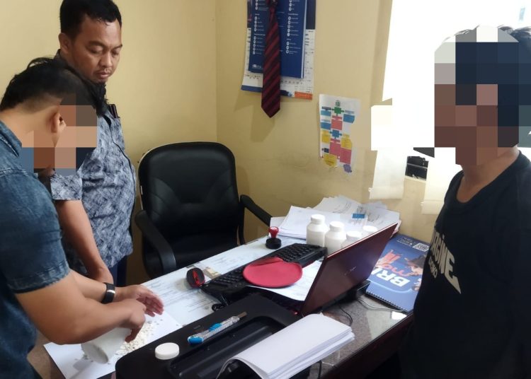 Polisi menangap pelaku peredaran obat terlarang di Luwuk Kabupaten Banggai, Sulawesi Tengah.