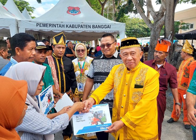 Wakil Bupati Banggai menyerahkan bantuan dari PT PAU secara simbolis kepada penerima manfaat