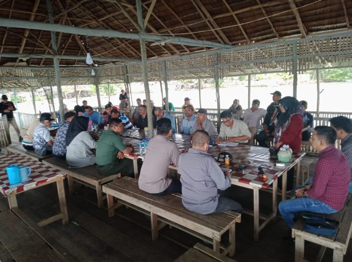 Pertemuan yang dilaksanakan PT ATN bersama kepala desa dan sejumlah tokoh masyarakat yang dihadiri Polsek Lamala, Di Desa Poroan, Kecamatan Lamala, terkait pemberhetian aktivitas pekerja perusahaan tersebut. (Foto: Dokumentasi Polres Banggai)