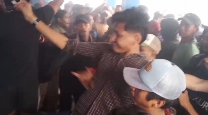 Seorang peserta aksi demo buruh dan mahasiswa tampak melompat dan menendang kaca cendela Kantor KUPP Luwuk pada aksi yang digelar Kamis (24/8/2023)