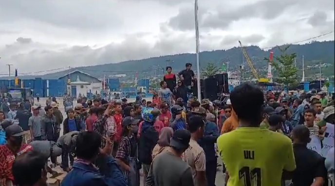 Aksi buruh dan mahasiswa yang dilakukan di pelabuhan Luwuk, Kamis (24/8/2023). Mereka menolak pemindahan aktivitas bongkar muat dari Pelabuhan Luwuk ke Pelabuhan Tangkian.
