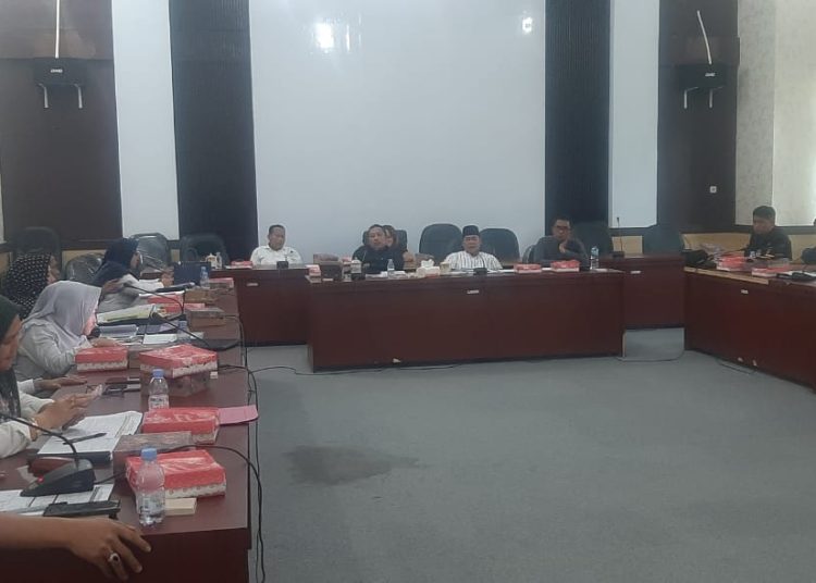 Komisi I DPRD Kabupaten Banggai menggelar rapat pembahasan anggaran Pilkada bersama KPU dan Bawaslu Kabupaten Banggai, Rabu (6/9/2023)