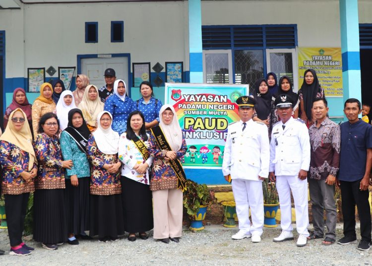 Bunda Paud Kabupaten Banggai saat berkunjung ke PAUD Inklusif Padamu Negeri di Desa Sumber Mulya Kecamatan Simpang Raya