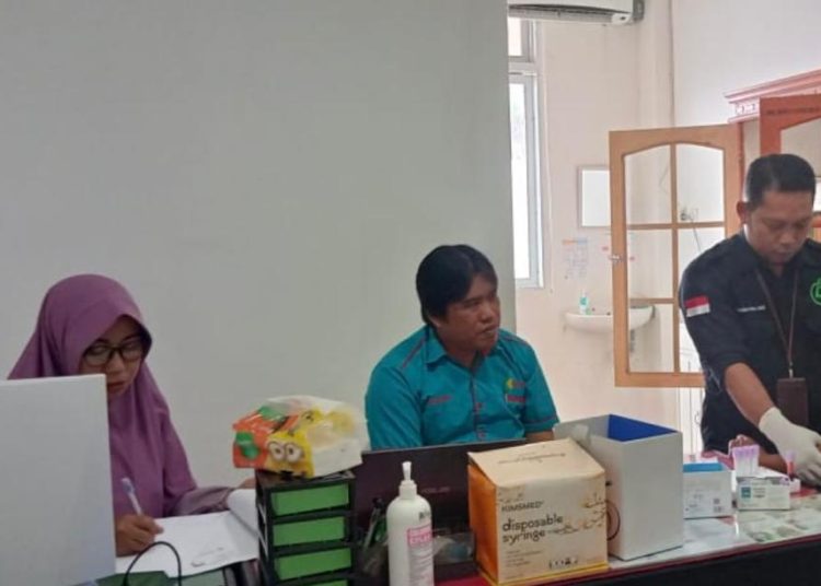 Ilustrasi kegiatan pemeriksaan laboratorium untuk pengambilan sampel. Dinkes Banggai aktif melacak kasus infeksi HIV AIDS di Kabupaten Banggai. (Dok Dinkes Banggai)