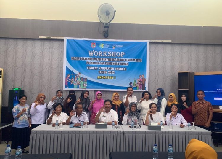 Kadis Kesehatan dr I Wayan Suartika membuka workshop kader posyandu dalam penyelenggaraan penimbangan posyandu dan kunjungan rumah, di Hotel Kota, Luwuk, Rabu 8 November 2023.