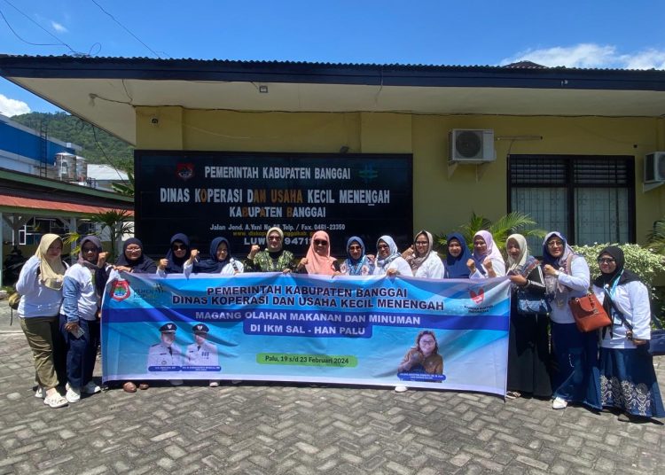 Dilepas Dinkop dan UKM Banggai, Batia Sisilia Hadjar, turut hadir dalam pemberangkatan peserta magang olahan makanan dan minuman ke Kota Palu, Minggu 18 Februari 2024.