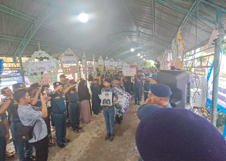 Suasana pemakaman Alm. Kepala Kantor UPP Kelad II Luwuk, Nolvi Adolof