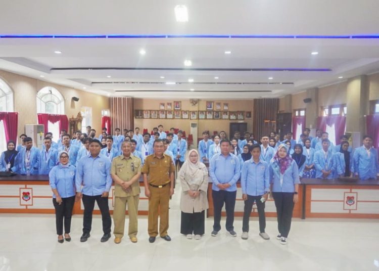 Penjabat Sekretaris Daerah Kabupaten Banggai Ramli Tongko menyambut para mahasiswa Sekolah Tinggi Manajemen Informatika dan Komputer (STMIK) Adhi Guna Palu yang akan melaksanakan Kuliah Kerja Lapangan Profesi (KKLP) di Kabupaten Banggai, Selasa (2/7/2024), di Ruang Rapat Umum Kantor Bupati Banggai, Luwuk Selatan.