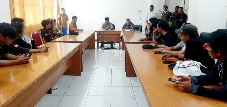 Ketua DPRD Kabupaten Banggai Saat menerima aksi mahasiswa yang menyoal PT Sawindo Cemerlang