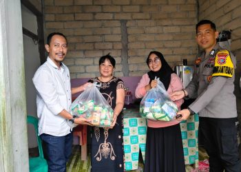 Bhabinkamtibmas Polsek Luwuk Dampingi Dinsos Serahkan Bantuan Terdampak Bencana Alam