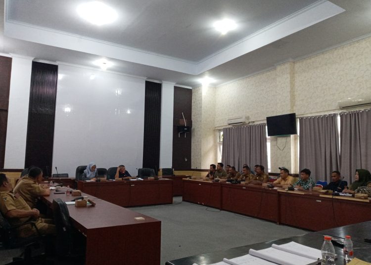 Komisi II DPRD Kabuoaten Banggai menggelar rapat dengar pendapat terkait dampak tambang nikel di Kecamatan Masama, Senin (26/8/2024)
