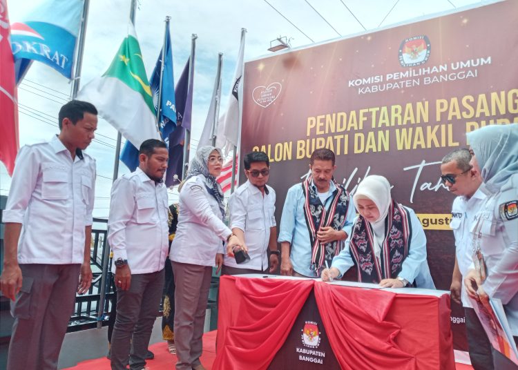 Pasangan calon Bupati dan Calon Wakil Bupati Banggai, Sulianti Murad dan Sasul Bahri Mang, saat mendaftar di KPU Kabupaten Banggai, Kamis (29/8/2024)