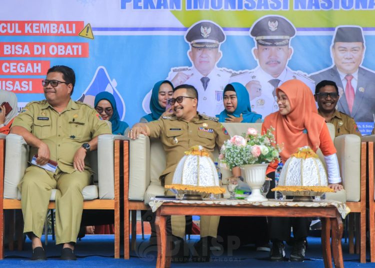 Bupati Banggai Amirudin Tamoreka, Ketua TP PKK Kabupaten Banggai dan Kadis Kesehatan Banggai, dr Wayan Suartika, dalam pencanangan PIN Polio di SDN Maahas, 23 Juli 2024. (Dok DKISP Banggai)