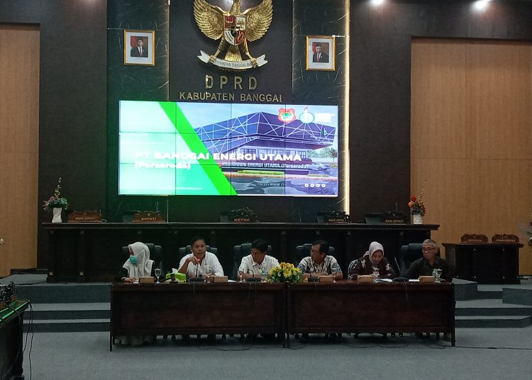 Jajaran Direksi PT.Banggai Energi Utama menyampaikan paparan progres pengurusan Pi 10 Persen pengelolan Migas Blok Senoro di hadapan DPRD Kabupaten Banggai, Kamis (5/9/2024)