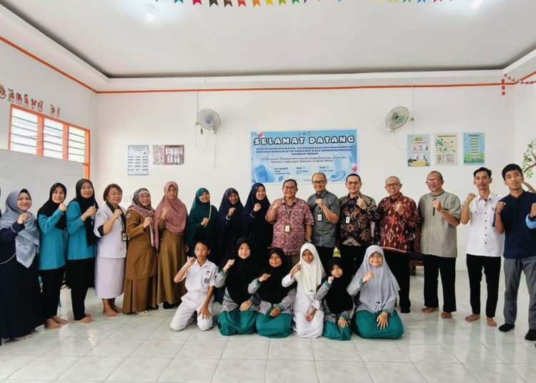 Tim Kerja Arbovirosis Kemenkes, Dr Agus Handito dan Edi Priyanto, SKM., MPh, bersama Tim Arbovirosis Dinkes provinsi Sulteng dr. Moh.Ikbal dan Muhadi Dahlan, SKM meninjau implementasi inovasi Si Batik Maleo di SDIT Madani dan SDN Maahas, Selasa 3 September 2024.