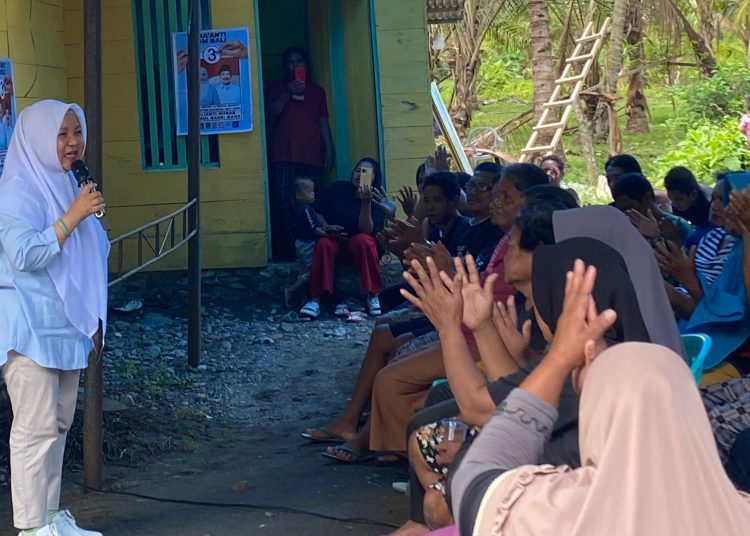Calon Bupati Banggai Sulianti Murad saat berkampanye di Desa Tobelombang, Kecamatan Nuhon, Kamis (17/10/2024)
