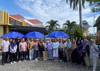30 Pelaku UMKM di RTH Teluk Lalong Luwuk Terima Bantuan Meja Payung dari Dinkop dan UKM Banggai