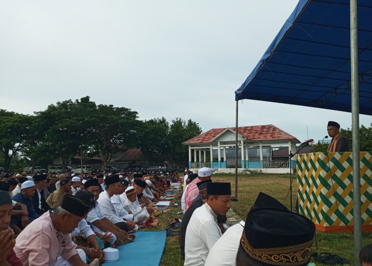 Khatib shalat Idul Fitri di Kecamatan Masama Moh Rifai Muhamadong, S.Pd.I saat menyampaikan khotbah, Senin (31/3/2025)