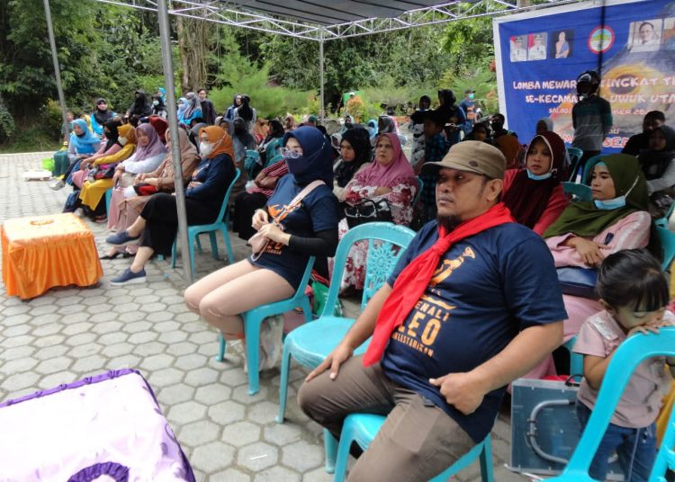 Ketua Iguana Tompotika, Mohammad Hidayat (Syal Merah) pada sebuah kegiatan pengenalan pelestarian lingkungan pada anak anak beberapa waktu lalu. (Foto Dok)