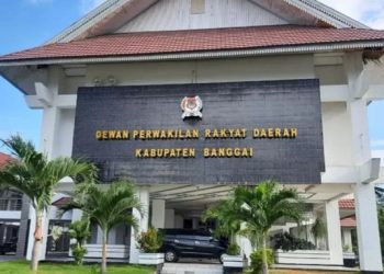 Pejabat Harusnya Beli Baju Dinas dan Sepatu Sendiri, Anggaran Daerah Lebih Baik Belikan Baju dan Sepatu Anak Sekolah