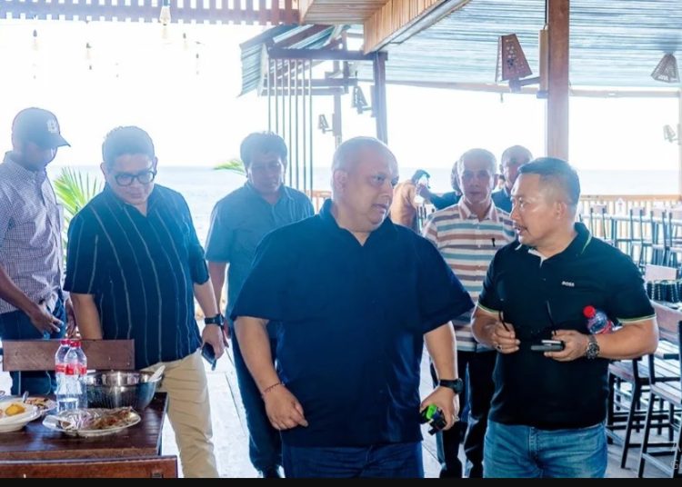 Kepala BPK Ri Sulteng, Putu Wisudhantara, bersama Bupati Banggai, di sebuah rumah makan di Luwuk, Kabupaten Banggai, Sabtu (6/9/2025)