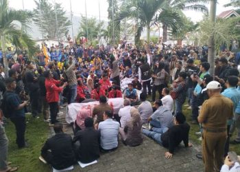 Gelar Aksi Di Kantor DPRD, Mahasiswa Soroti Hibah Dalam APBD Banggai ke Polda Sulteng Senilai Rp6,9 miliar