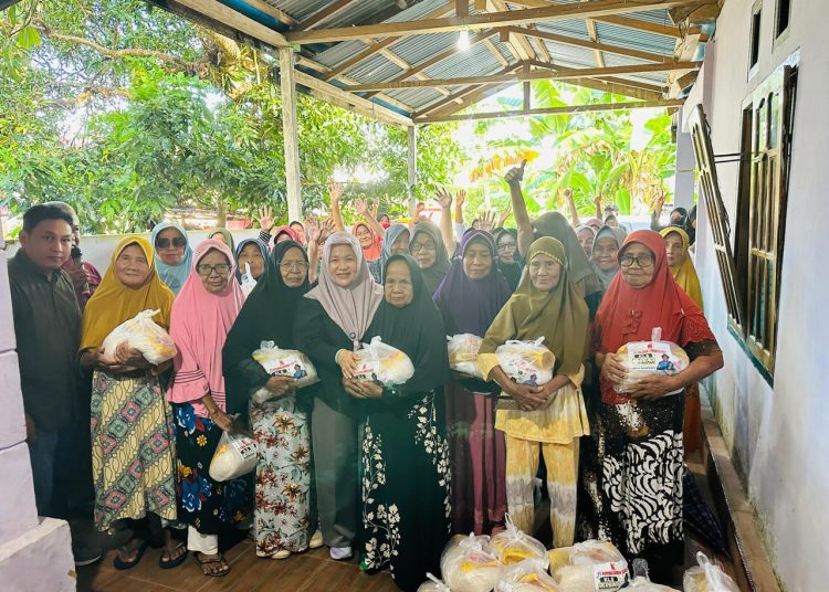 Chief Executive Officer (CEO) PT Kurnia Luwuk Sejati, Sulianti Murad, dalam kunjungannya di Kecamatan Masama, Sabtu (27/9/2025)