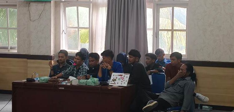 Sejumlah tokoh mahasiswa yang tergabung dalam Aliansi Mahasiswa dan Rakyat (AMARA) Kabupaten Banggai saat menghadiri RDP di DPRD Banggai, Senin (8/9/2025)
