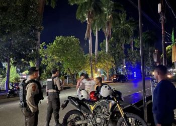 Patroli Malam, Polisi Berikan Himbauan Kamtibmas Kepada Pemuda di Kota Luwuk