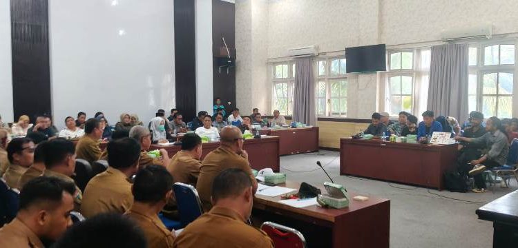 Rapat Dengar Pendapat yang dilaksanakan DPRD Banggai bersama OPD dan Mahasiswa, Senin (8/9/2025)