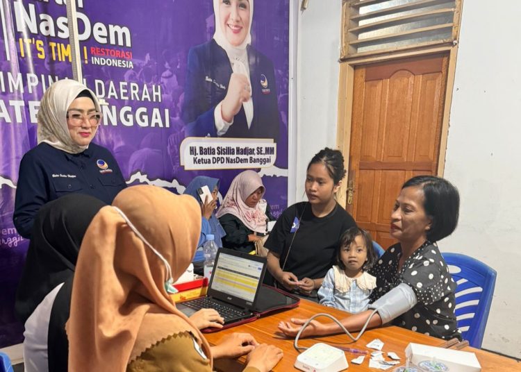 Ketua DPD NasDem Kabupaten Banggai Hj.Batia Sisilia Hadjar, meninjau pelaksanaan pemeriksaan kesehatan gratis yang dilaksanakan NasDem Banggai menyambut HUT Partai NasDem ke 14 di Sekretariat NasDem Banggai, Senin (10/11/2025)