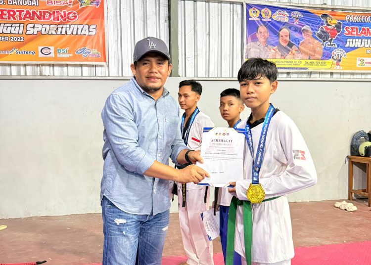 Penyerahan bonus oleh Ketua BTC Luwuk Suwardi, SH kepada atlet peraih medali. (Foto:Wahyuni/Beritabanggai)