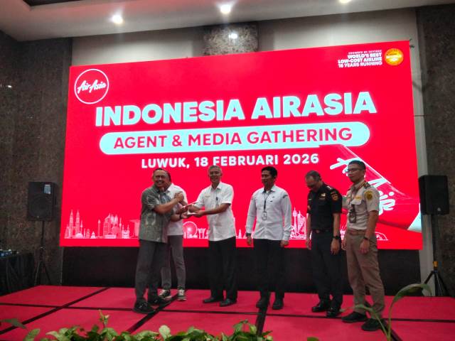 Head of Government Relations and Corporate Communications - Indonesia AirAsia, Eddy Krismeidi Soemawilaga menyerahkan cindera mata pada momentum agen and media gathering di Luwuk, Rabu (18/2/2026)