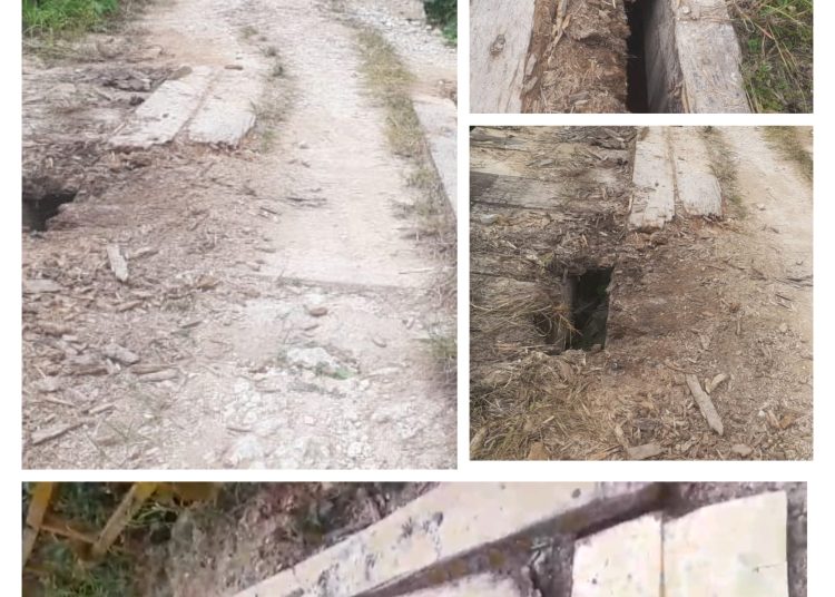 Jembatan yang terletak di kawasan jalan produksi Desa Lauwon Kecamatan Luwuk Timur dalam kondisi rusak berat.