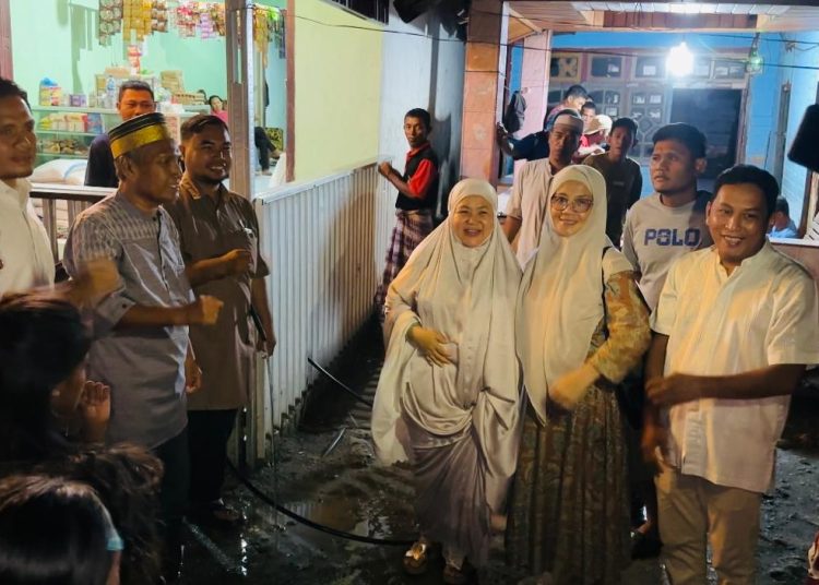 Sulianti Murad bersama Anggota DPRD Banggai dari Fraksi Gerindra saat berada di Desa Jaya Bakti Kecamatan Pagimana