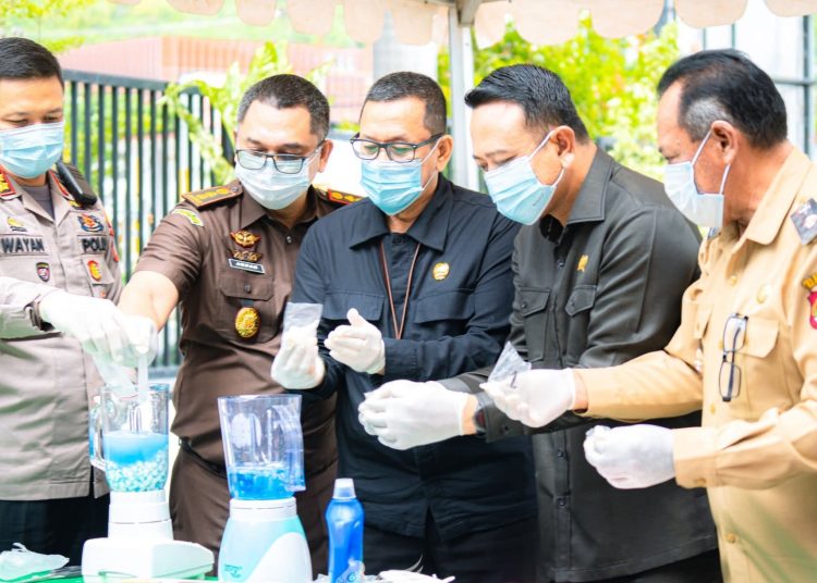 Wakil Ketua II DPRD Kabupaten Banggai I Putu Gumi menghadiri pemusnahan sejumlah barang rampasan dari perkara tindak pidana umum, di halaman kantor Kejaksaan Negeri Banggai, di Luwuk, Selasa (31/3/2026).