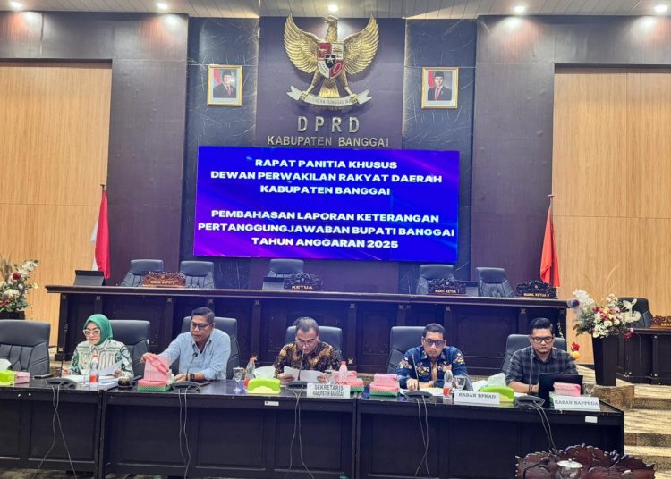 Sekkab Banggai Ramli Tongko saat menghadiri pembahasan LKPJ 2025 bersama Pansus DPRD Kabupaten Banggai pada Kamis (23/4/2026)
