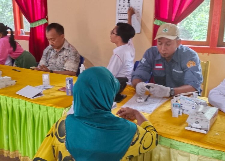 Sejumlah tenaga kesehatan dan dokter di Puskesmas Tangeban Kecamatan Masama, Kabupaten Banggai, menggelar pemeriksaan kesehatan gratis bagi warga Desa Taugi, Rabu (6/5/2026).
