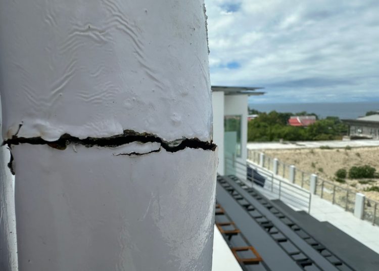 Keretakan pada besi tiang penyangga atap pada proyek kolam renang senilai Rp15 miliar di Kabupaten Banggai menjadi temuan Reses Wakil Ketua I DPRD Kabupaten Banggai, Wardani Murad, Kamis (7/5/2026)