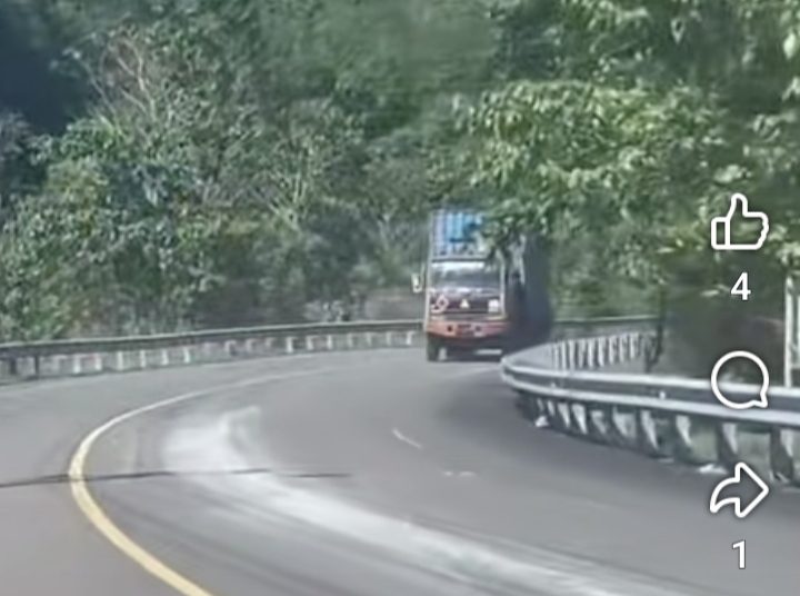 Sebuah truk tronton sesaat sebelum mengalami kecelakaan di jalan lingkar Batui, Selasa (5/5/2026). (Foto: tangkapan layar video FB/Nur Azura)